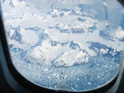 Východní pobøeží Grónska z výšky 11 km: nic než led, skály a kry