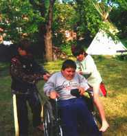 Hry s tìlesnì handicapovanými dìtmi